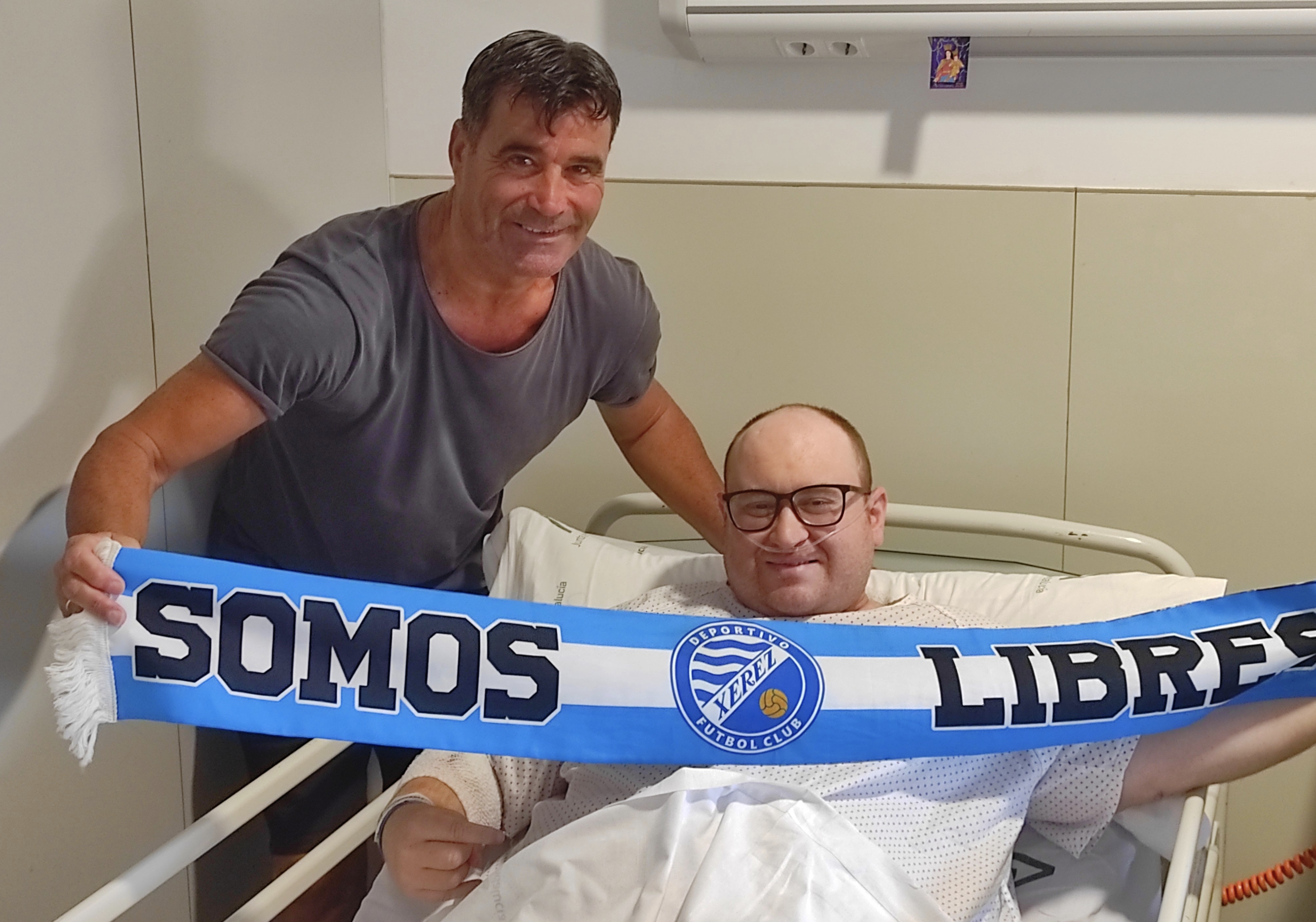 Zeki, aficionado muy querido por la grada, junto a otros gran seguidor azulino como Javi Copano.