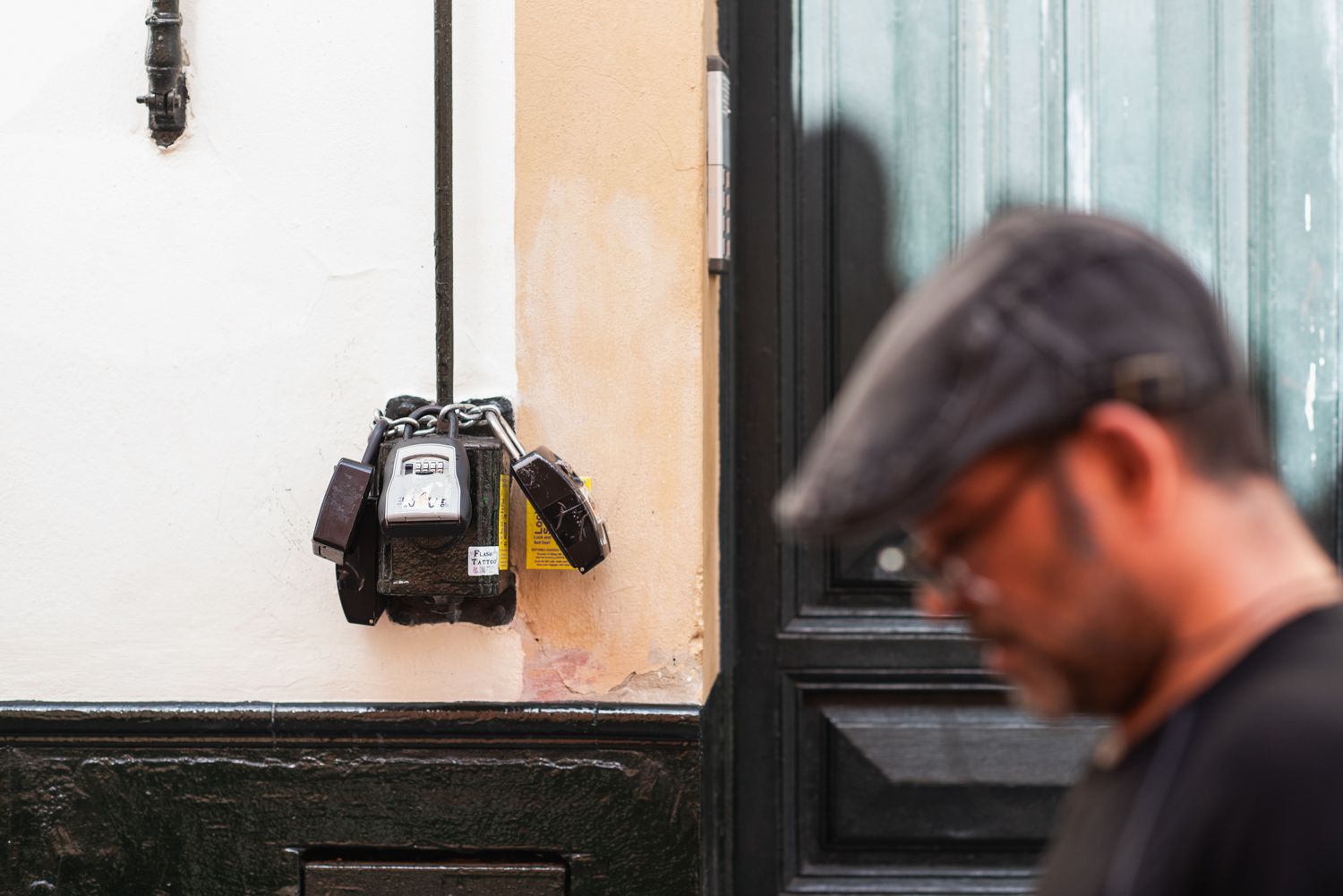Imagen de candados de pisos turísticos en Sevilla.