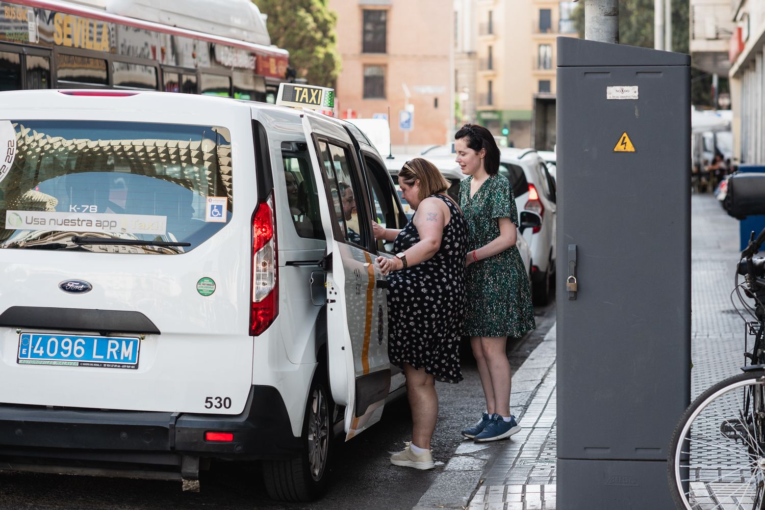 Dos mujeres se montan en un taxi adaptado en una imagen de archivo.