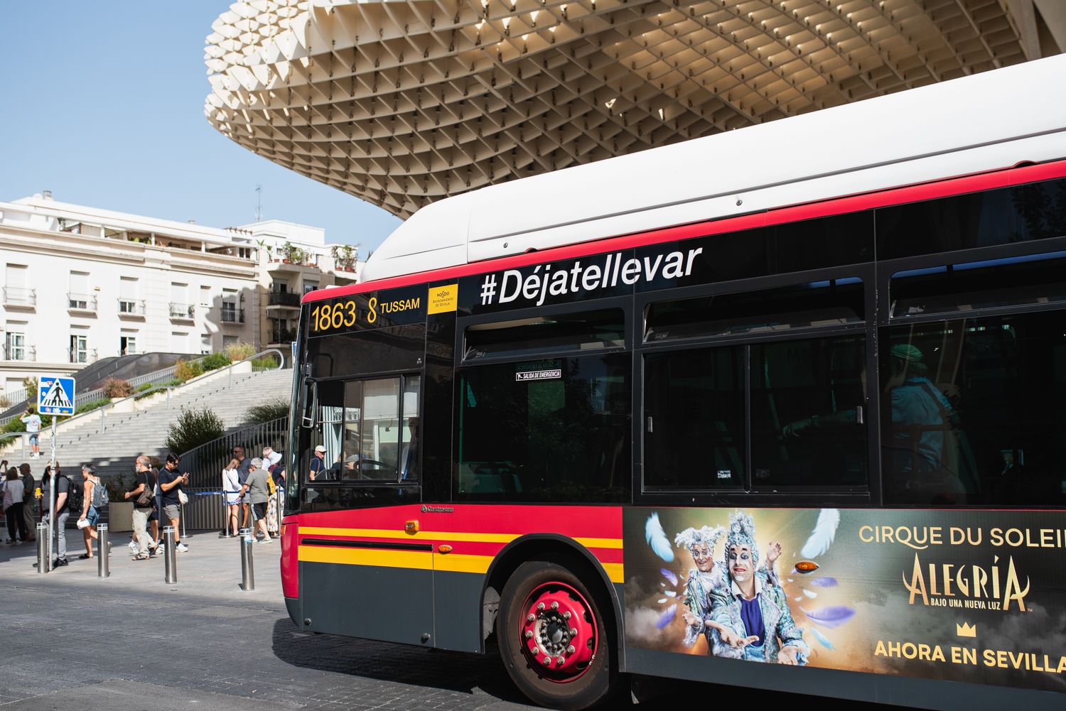 Un autobús de Tussam por el centro de Sevilla.