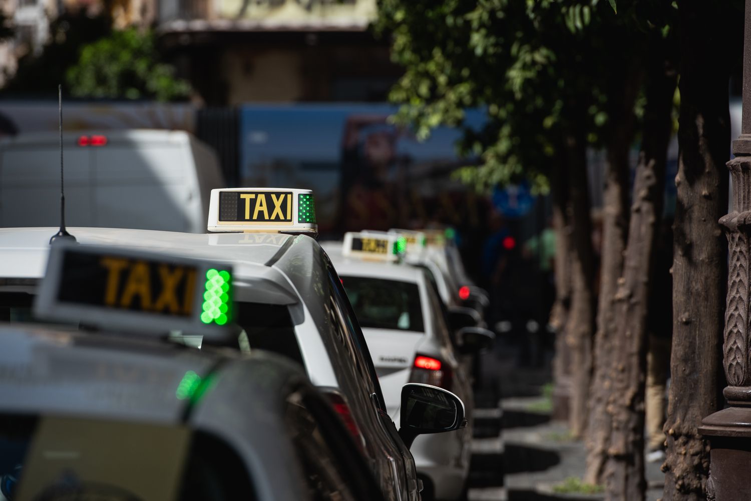 Taxis en una parada de Sevilla.