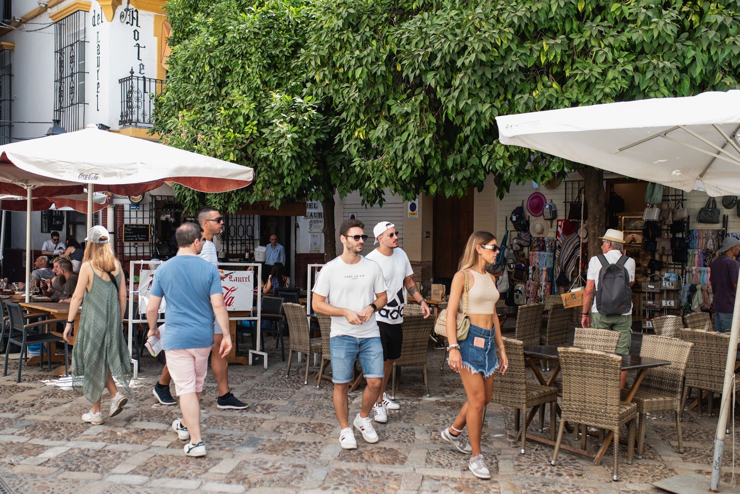 Varios turistas pasean por las calles de Sevilla.