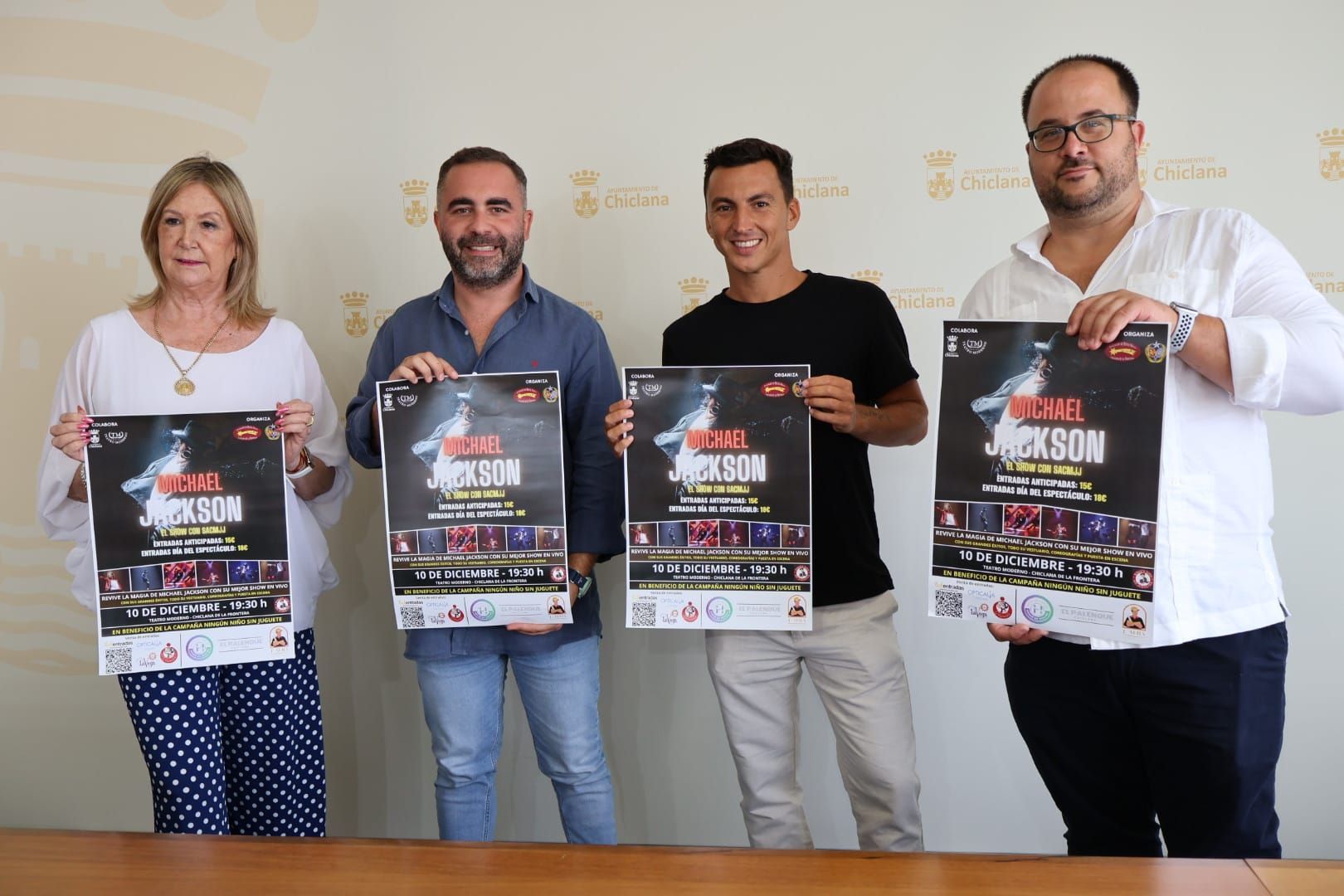 Los organizadores y protagonistas del 'Tributo a Michael Jackson' con los carteles del evento.