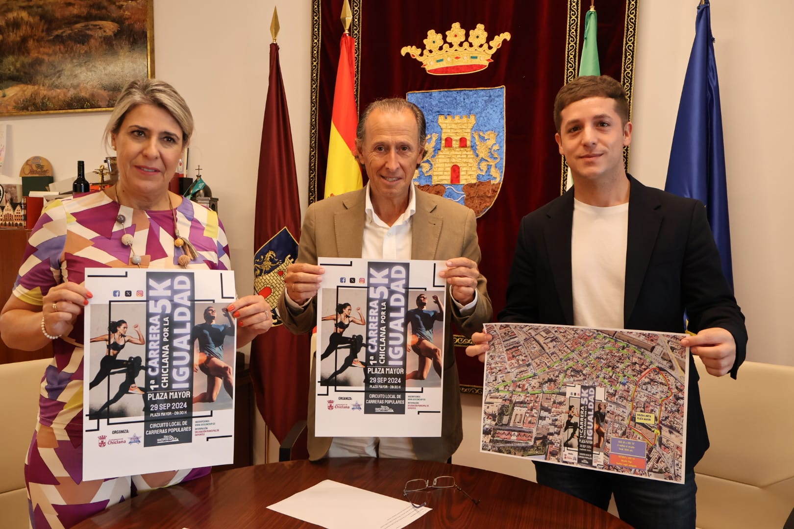José María Román, alcalde de Chiclana, presentando la Carrera por la Igualdad.