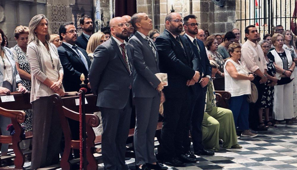 El alcalde y la corporación municipal en el acto de traslado.