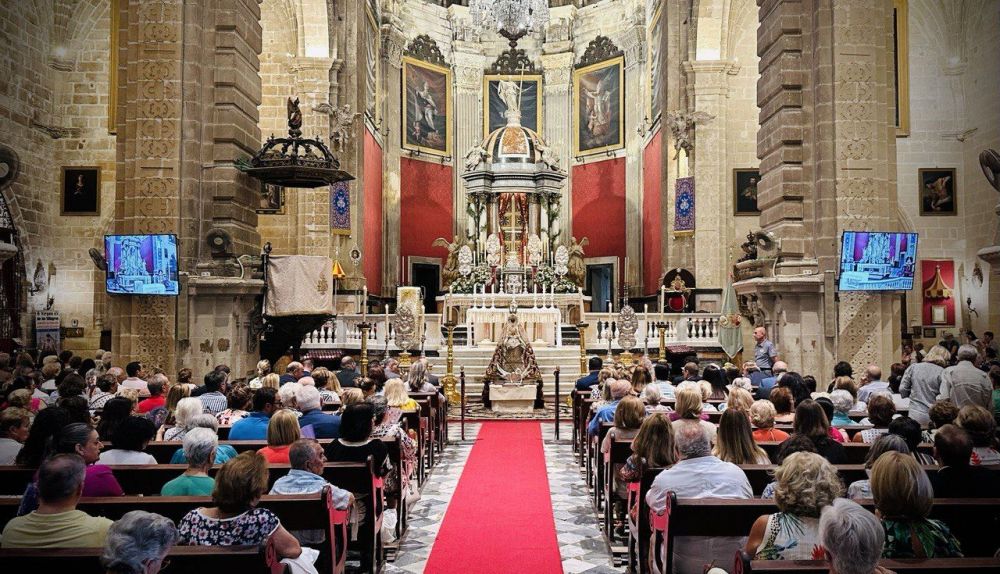 Aspecto de la basílica durante la misa con la Virgen al pie del presbiterio.
