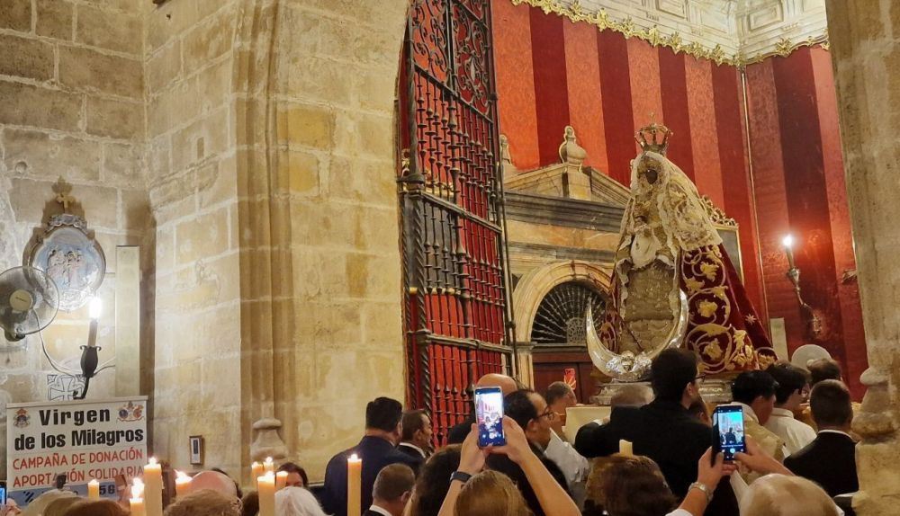 La imagen entrando a hombros en su capilla al final del acto. 