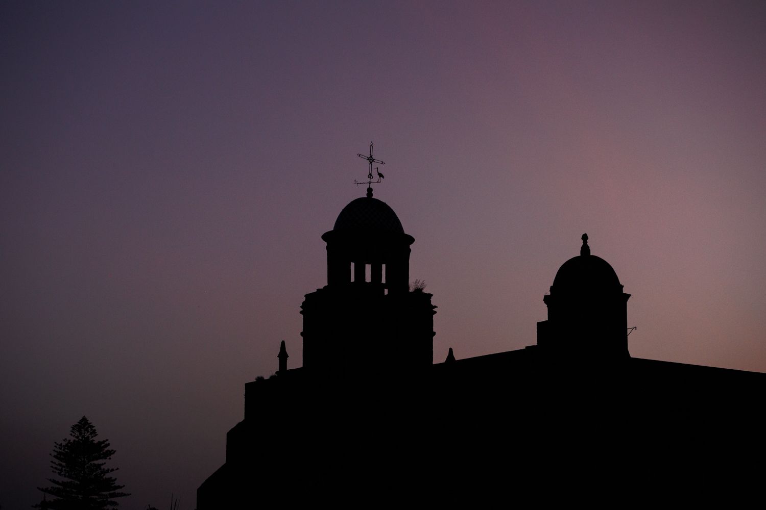 La torre campanario de San Juan de los Caballeros en el atardecer. 