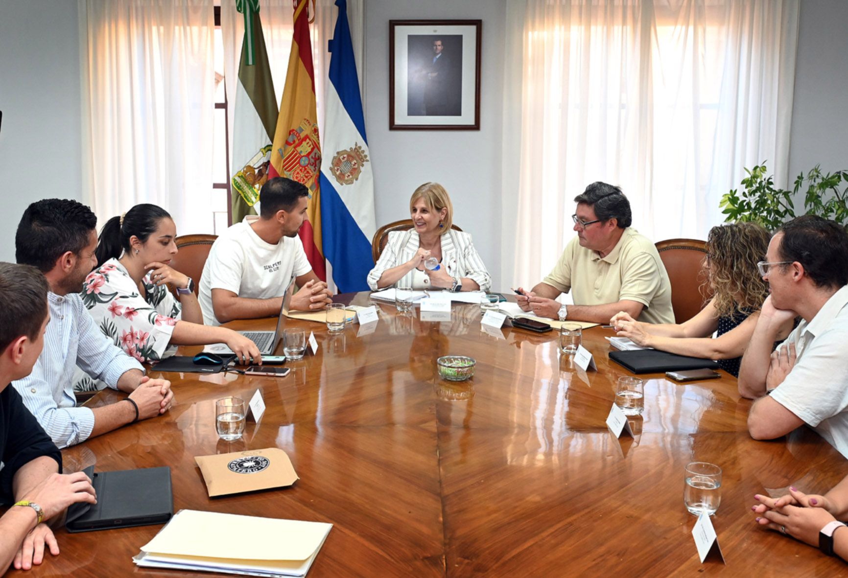 La alcaldesa de Jerez, García-Pelayo, reunida con el Club Voleibol Jerez.