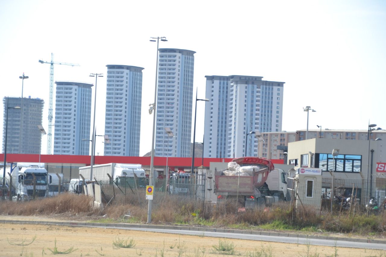 Verdemar dice que decenas de camiones con piedras de gran tonelaje salen de la cantera de Casares hacia Gibraltar.