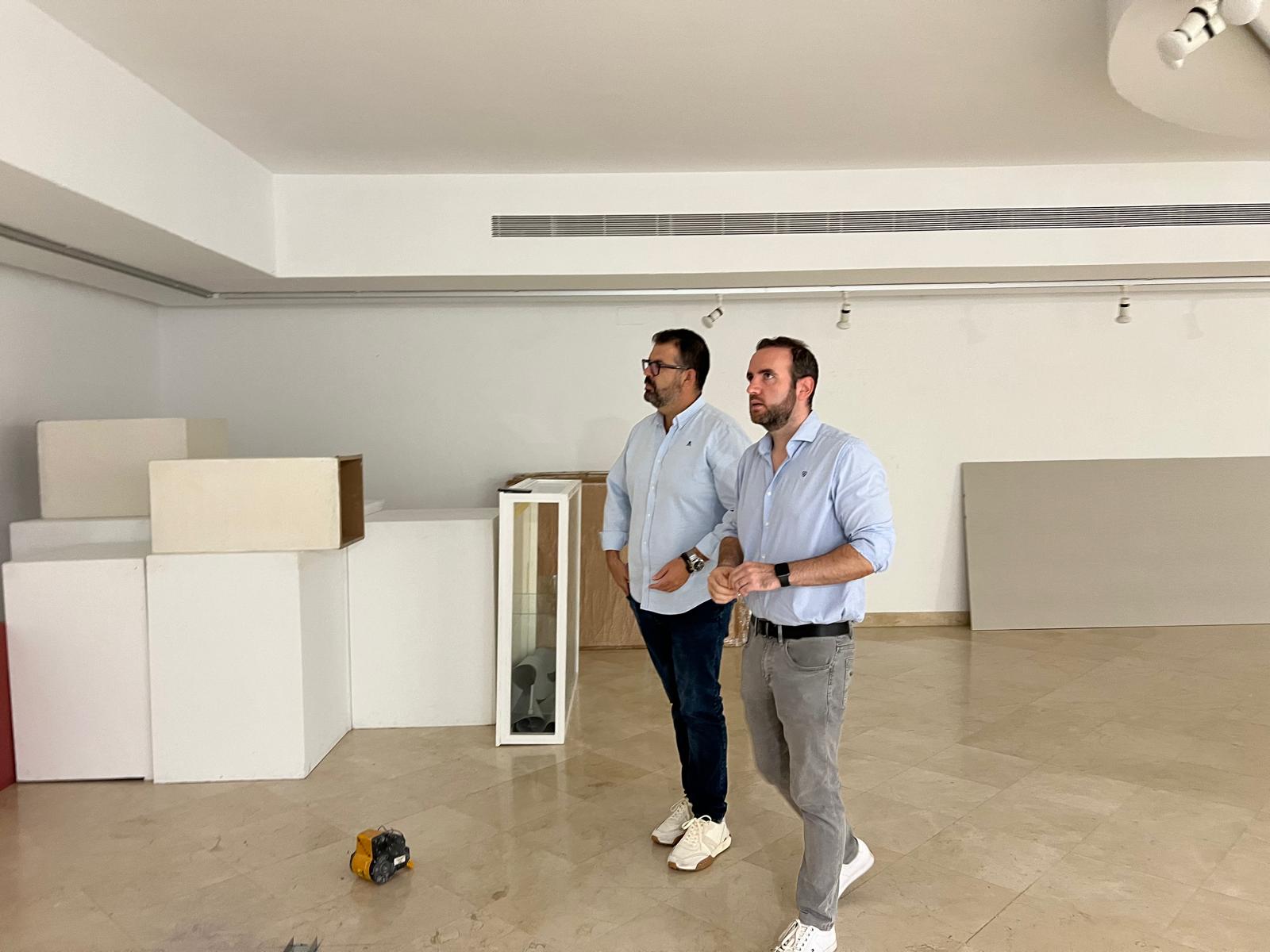 El delegado visitando las instalaciones de la Casa de la Cultura. 