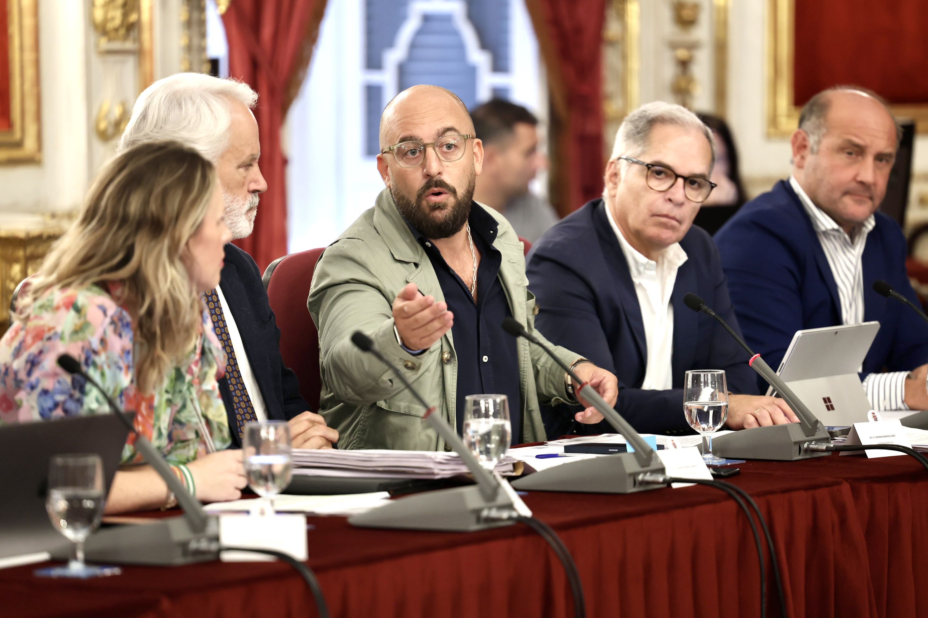 El Pleno de Diputación aprueba inversiones por casi seis millones. Diputados provinciales durante la sesión plenaria.