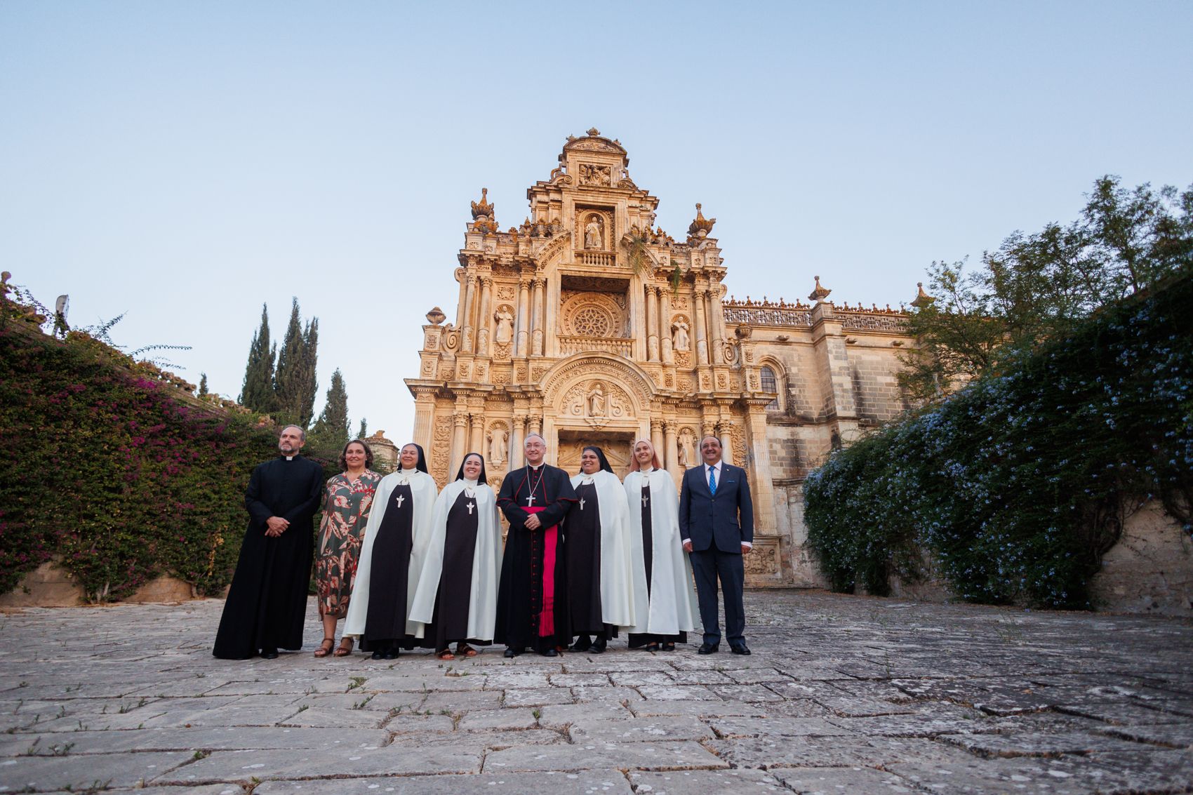El obispo y las hermanas Carmelitas cuando llegaron a la Cartuja.