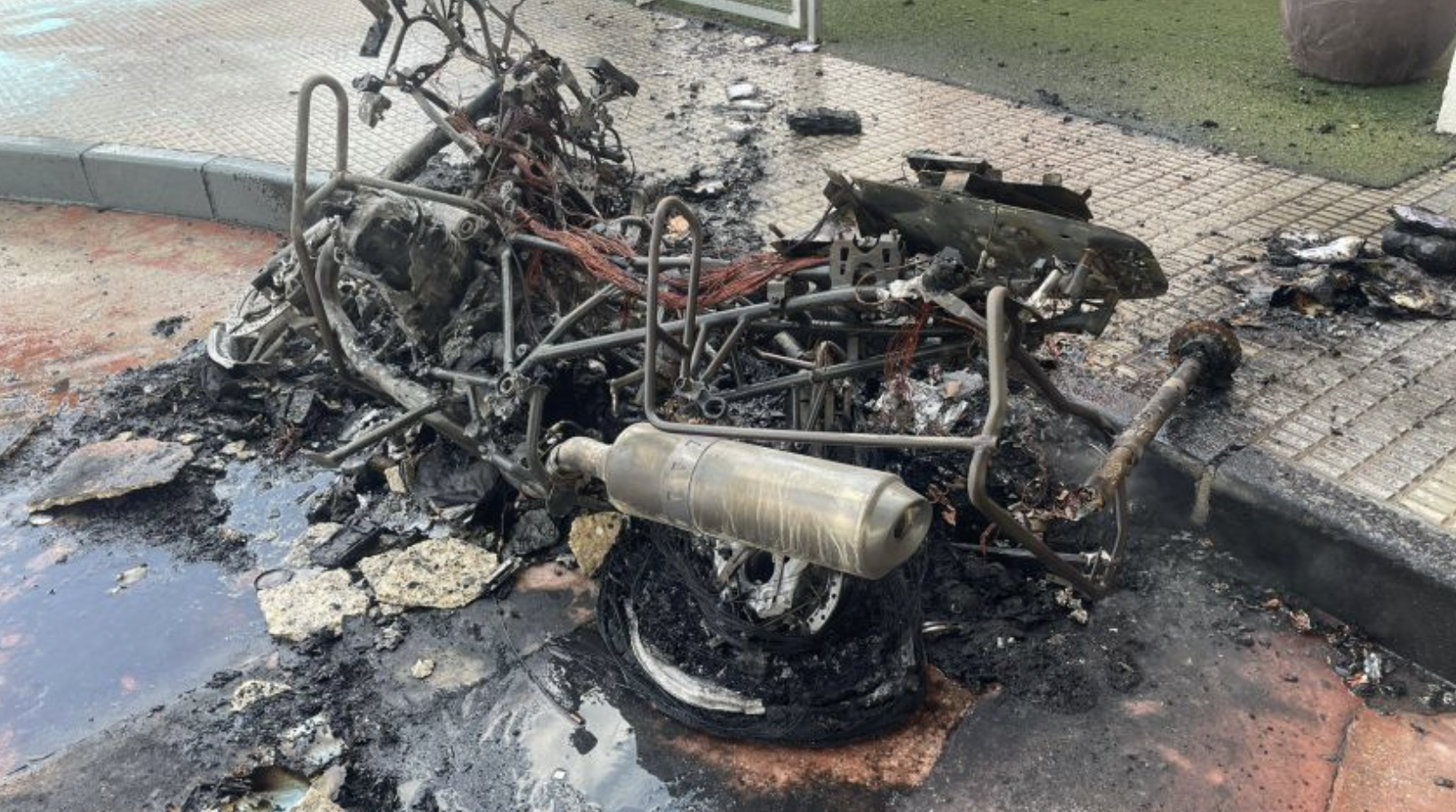 Estado en el que ha quedado la moto de la Guardia Civil que ha salido ardiendo.