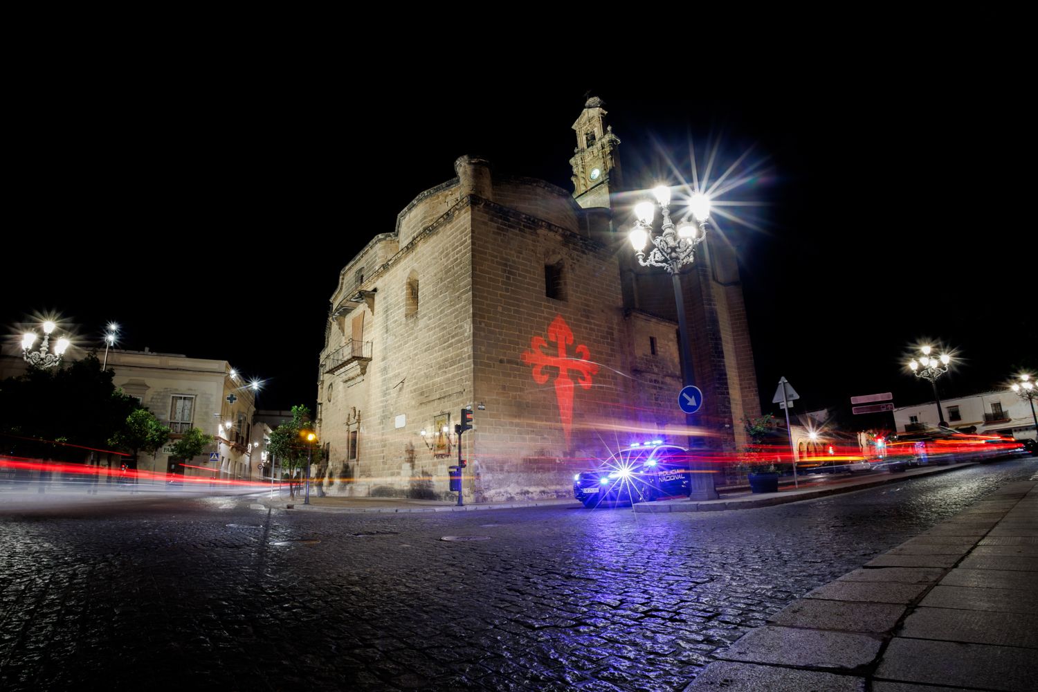 Iluminación de alumbrado público en Jerez, con Santiago al fondo. El precio de la luz se encarece este martes.
