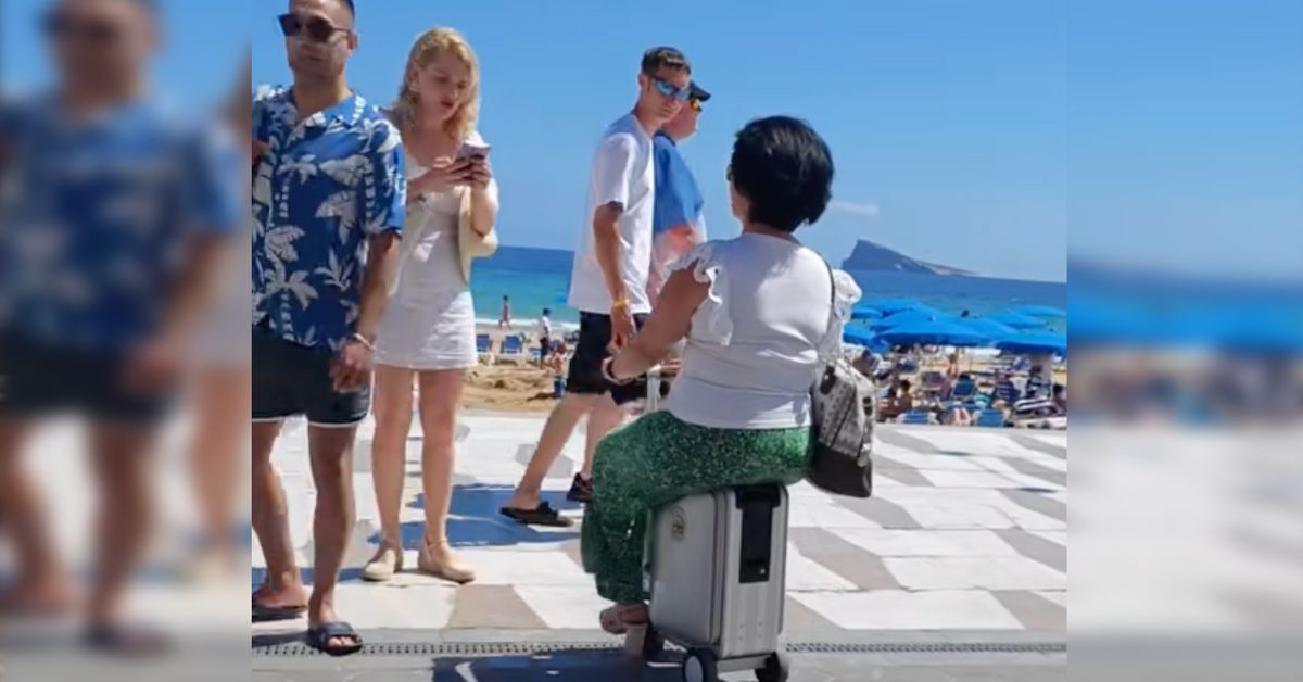 Una usuaria, con la maleta-patinete.