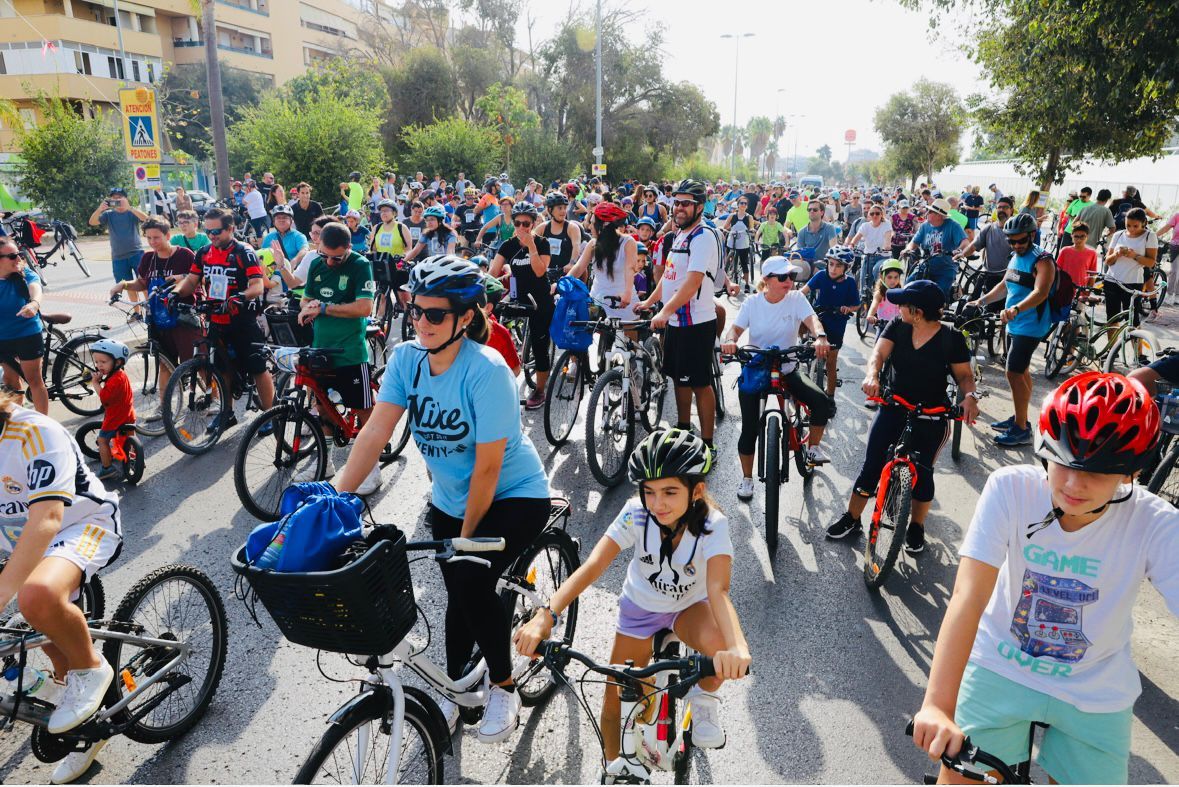 Familias disfrutando una edición pasada de la Bici-Amistad.