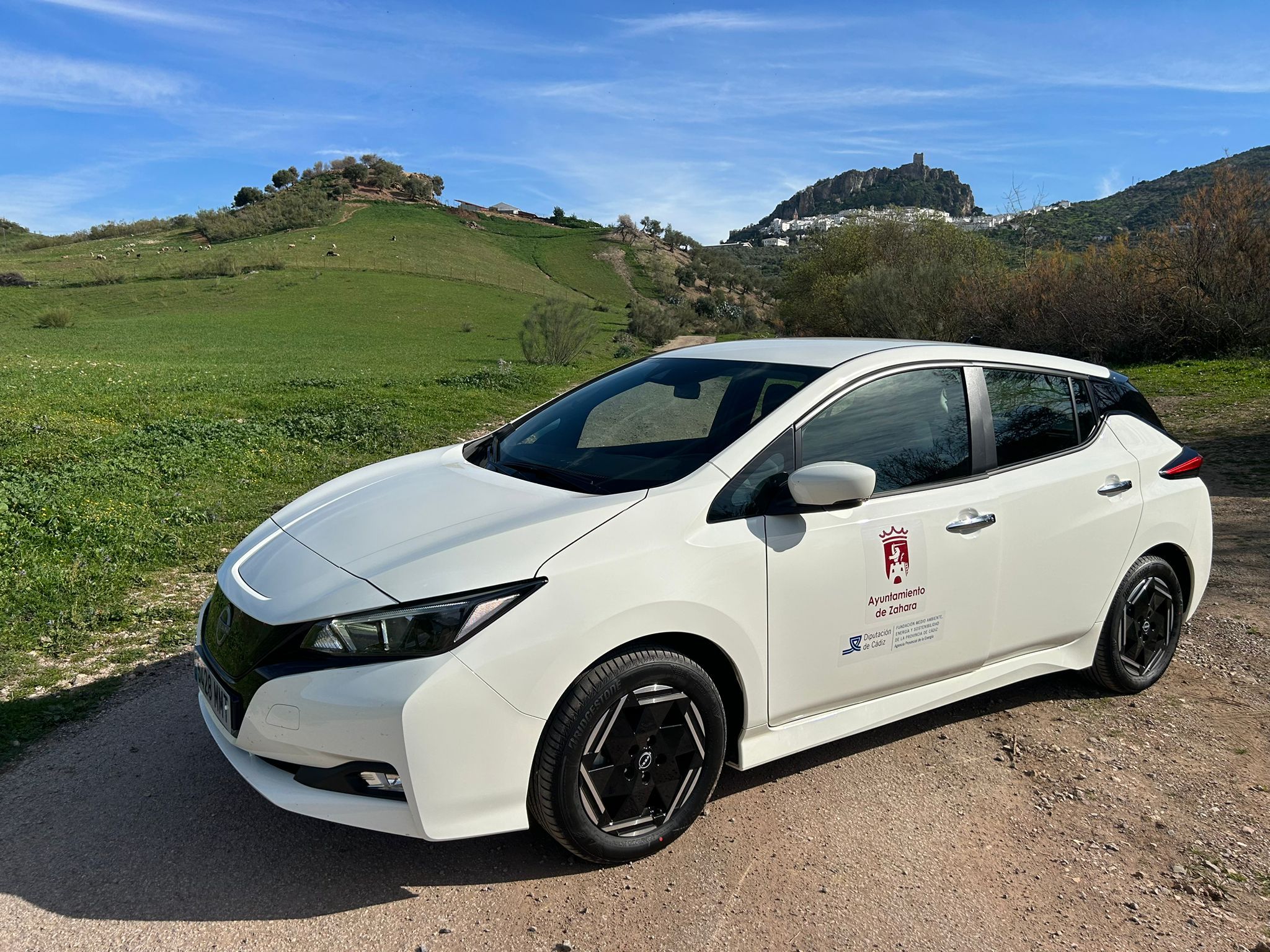 Un vehículo del plan de Diputación de Cádiz en Zahara de la Sierra. Un vehículo del plan de Diputación de Cádiz en Zahara de la Sierra.