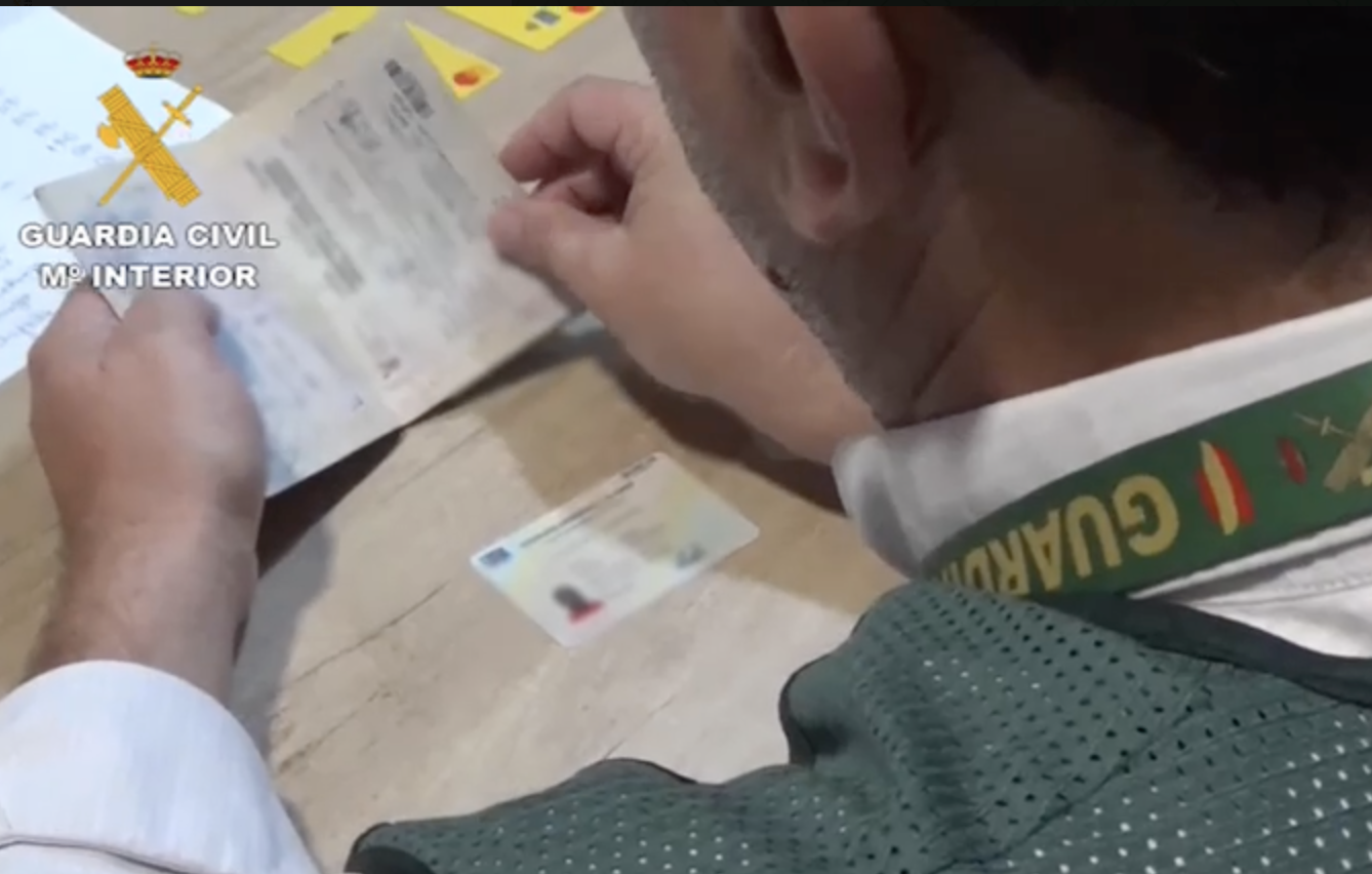 Se hacían pasar por Brad Pitt para estafar a dos mujeres. La Guardia Civil ha detenido a cinco personas.