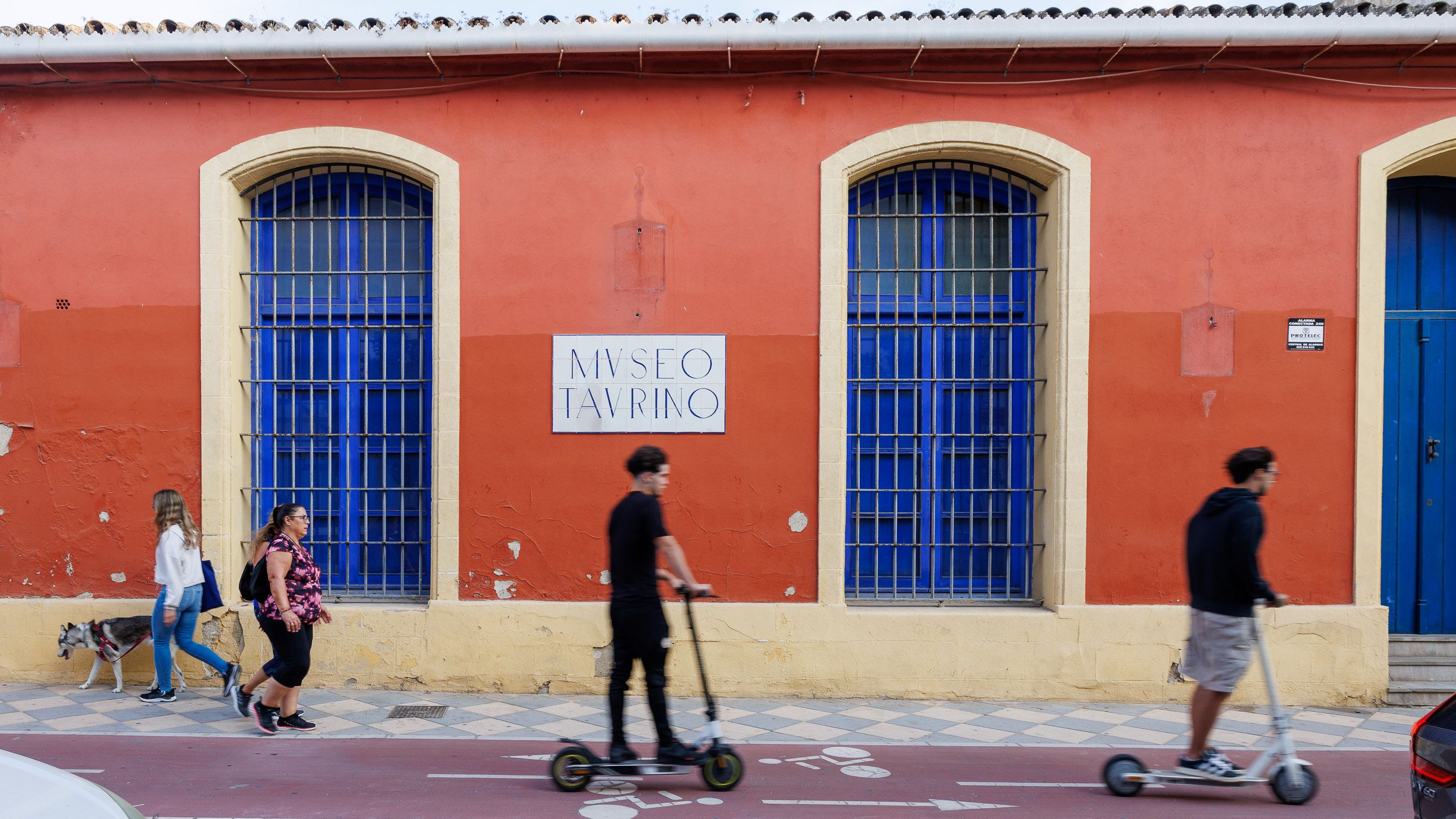 Ciudadanos pasan por el Museo de Taurino de Jerez, actualmente sin uso. Ciudadanos pasan por el Museo de Taurino de Jerez, actualmente sin uso.