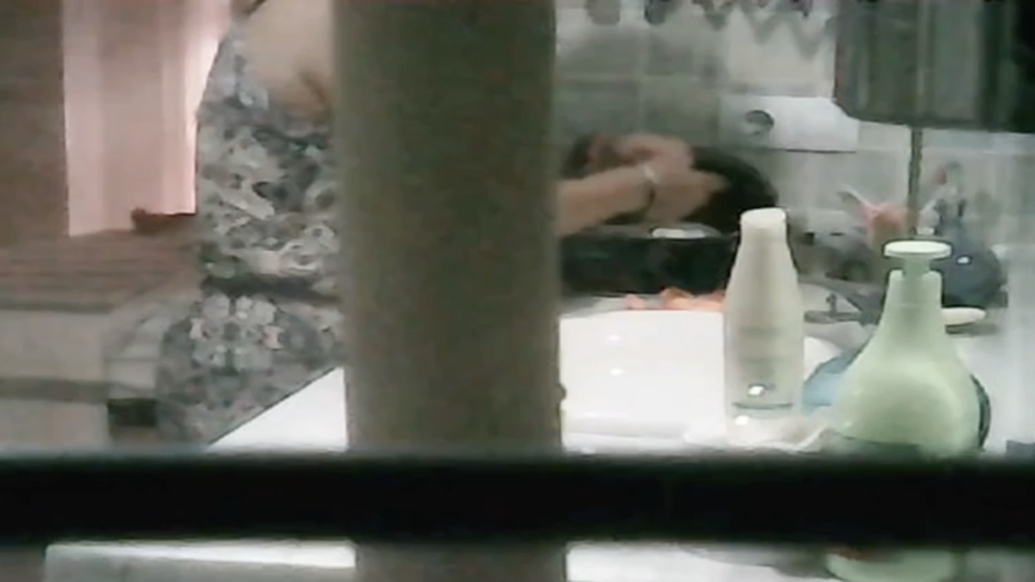 Imagen de archivo de una cuidadora robando joyas.