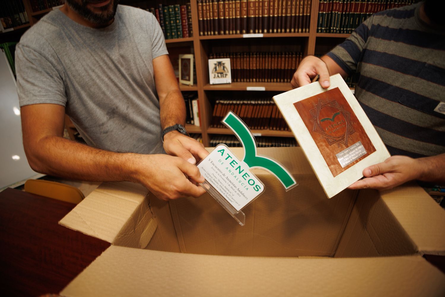 Enseres del Ateneo de El Cuervo, que ha tenido usar un container como sede.