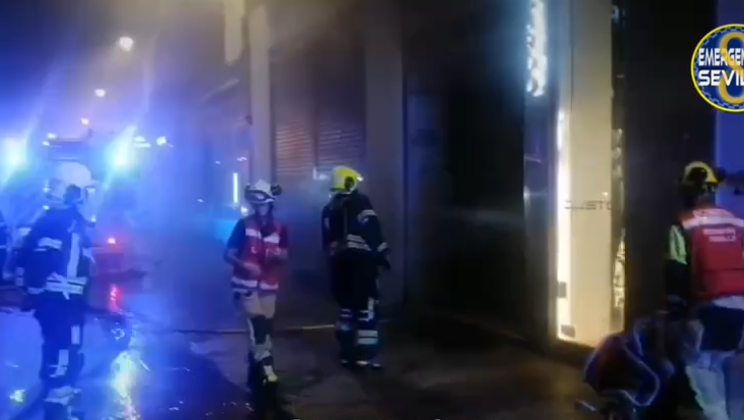 Un momento de la actuación de bomberos en el Pasaje Ateneo, entre Sierpes y Tetuán.