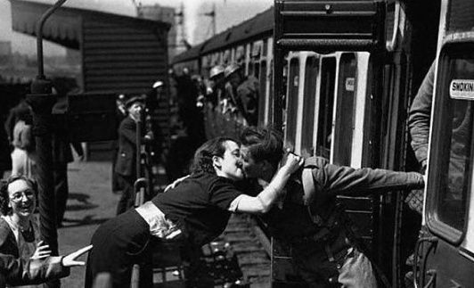 beso_pareja_en_el_tren.jpg