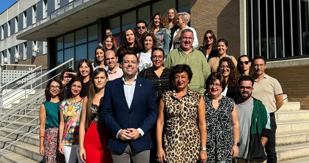 El director general de Protección Social con responsables de servicios sociales en la presentación de la herramienta. 