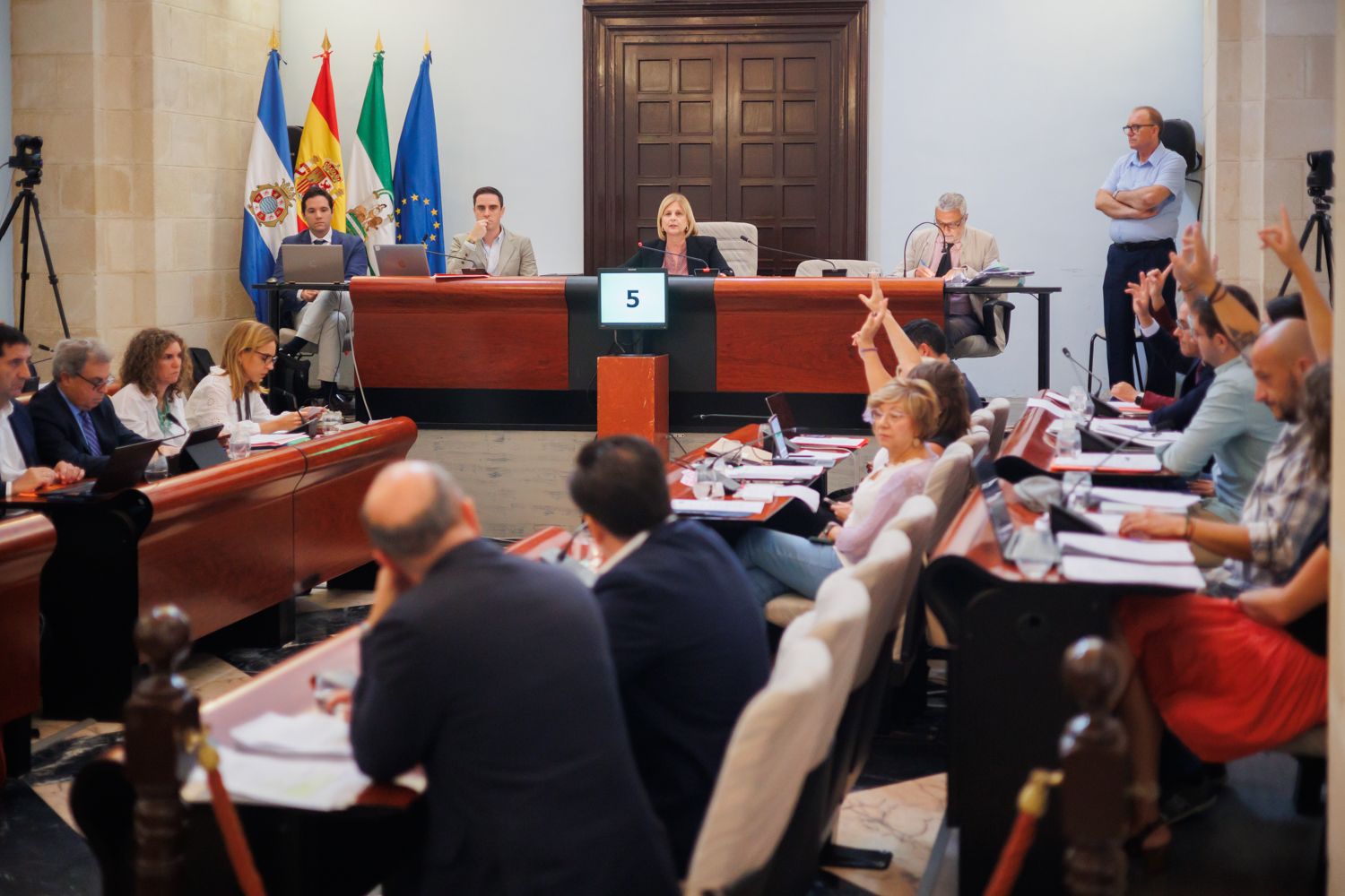 El grupo socialista, en un pleno, con la alcaldesa María José García-Pelayo y el gobierno del PP de fondo.