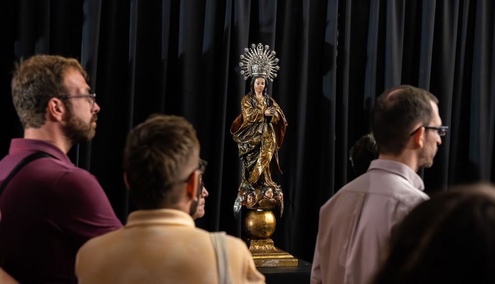Público admirando de cerca la imaginería distribuida por el templo. 