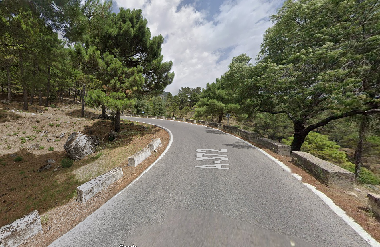 La A-372, carretera donde ha tenido el accidente en Prado del Rey, sentido El Bosque.