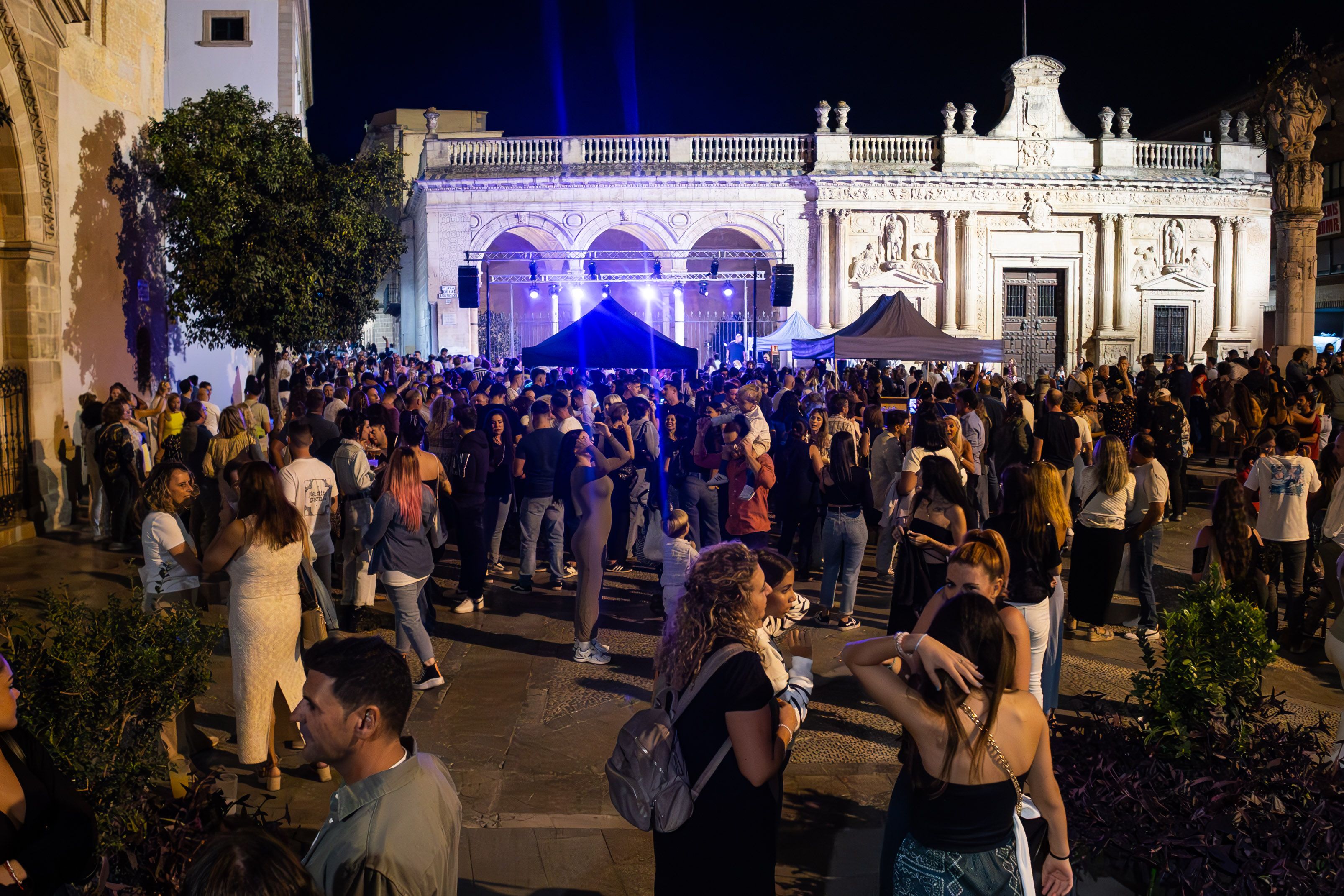 Una plaza de la Asunción muy animada en la Noche Azul y Blanca.