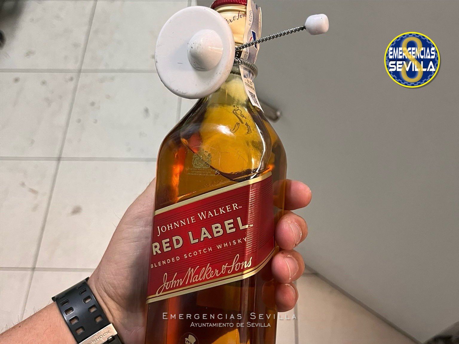 Los jóvenes robaron una botella de Red Label en un supermercado de la calle Bécquer de Sevilla.
