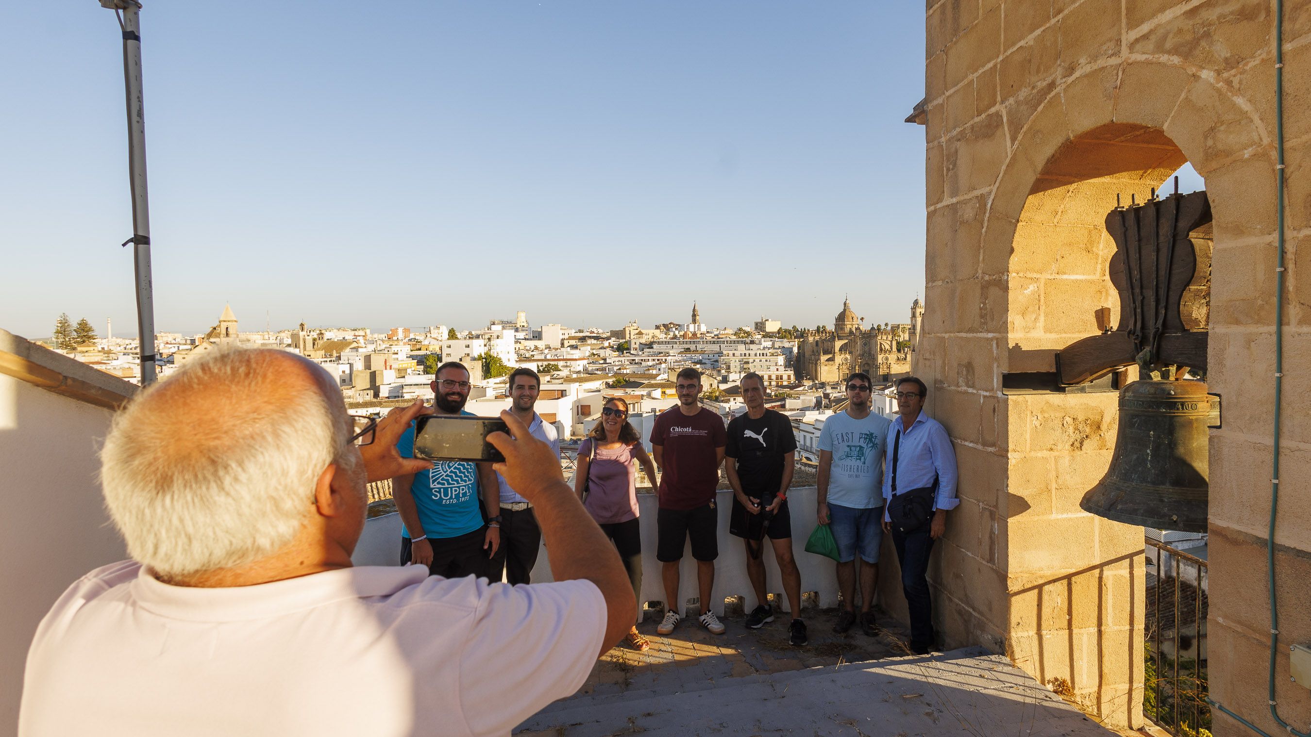 El sacristán tomando una foto de recuerdo a los visitantes. 