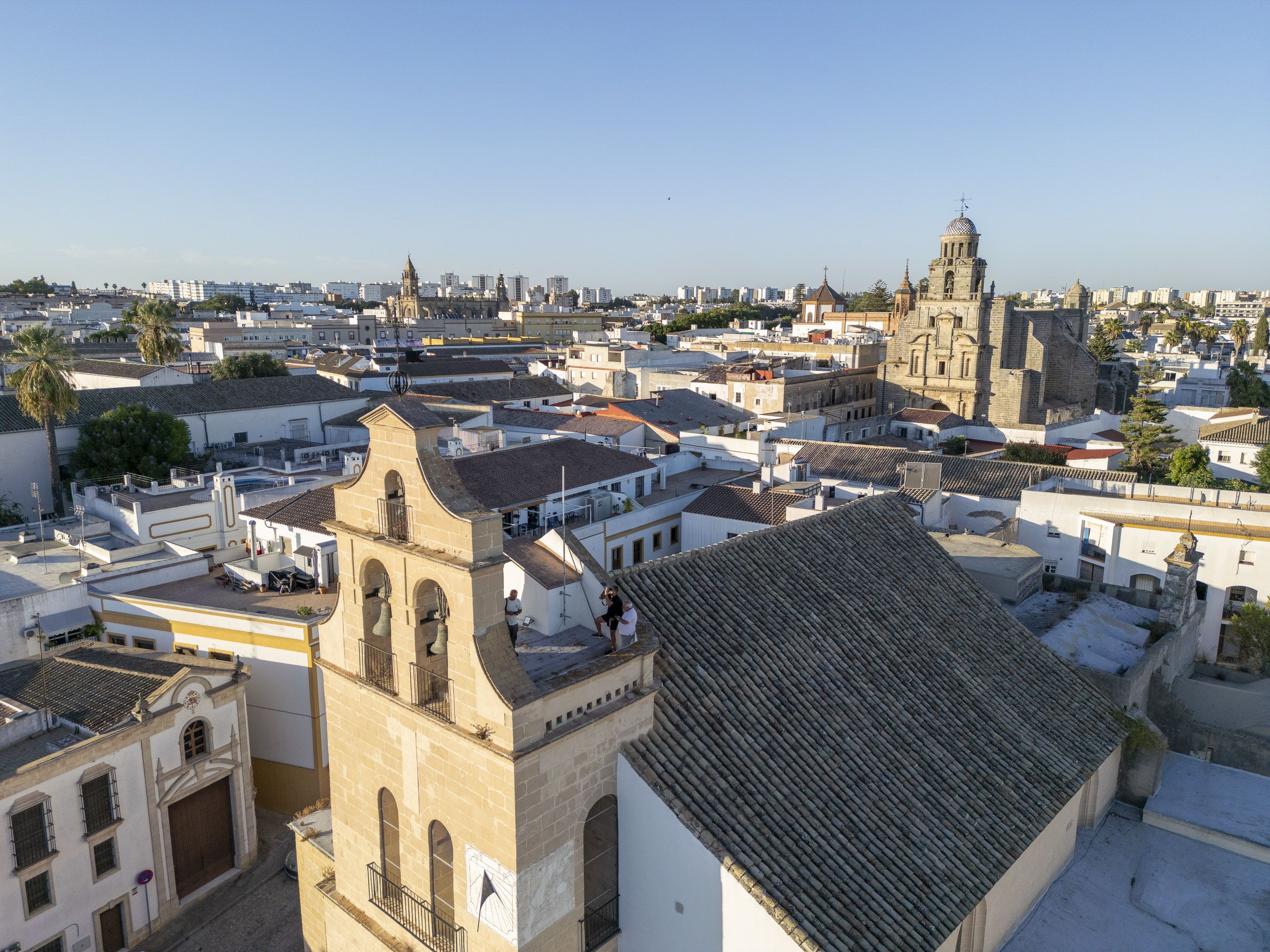 Vista aérea del campanario de San Lucas y, detrás de este templo, San Juan de los Caballeros.  