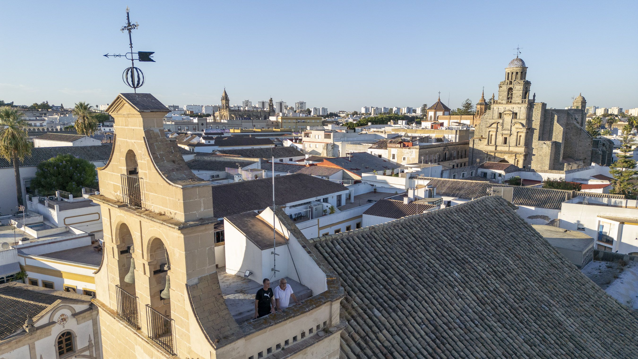 El campanario de San Lucas con las visitas y, al fondo, San Juan de los Caballeros.