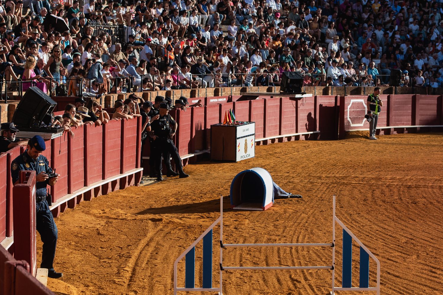 Demostración de operativas de la Policía Nacional en la Maestranza de Sevilla