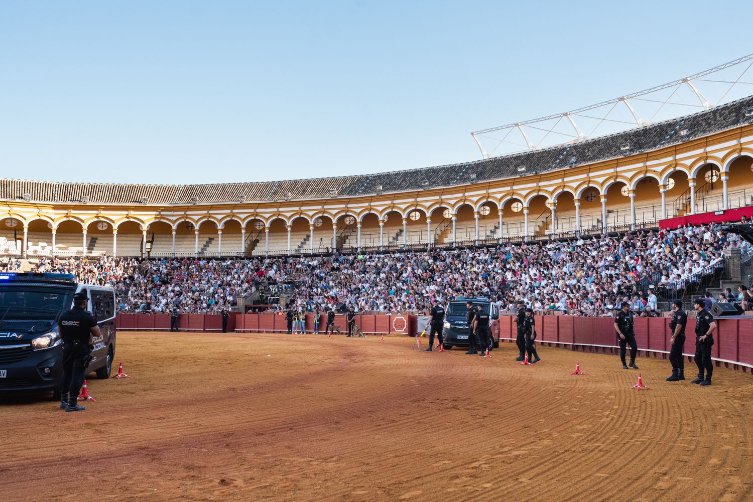 Demostración de operativas de la Policía Nacional en la Maestranza de Sevilla