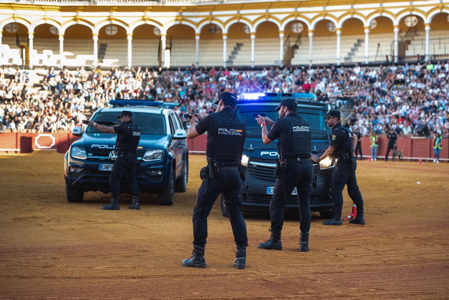 Demostración de operativas de la Policía Nacional en la Maestranza de Sevilla