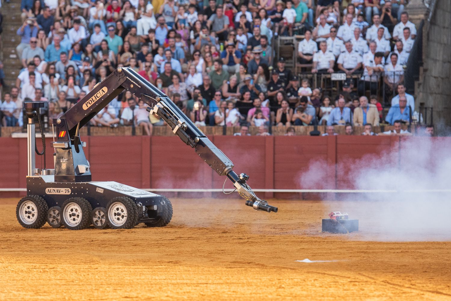 Demostración de operativas de la Policía Nacional en la Maestranza de Sevilla