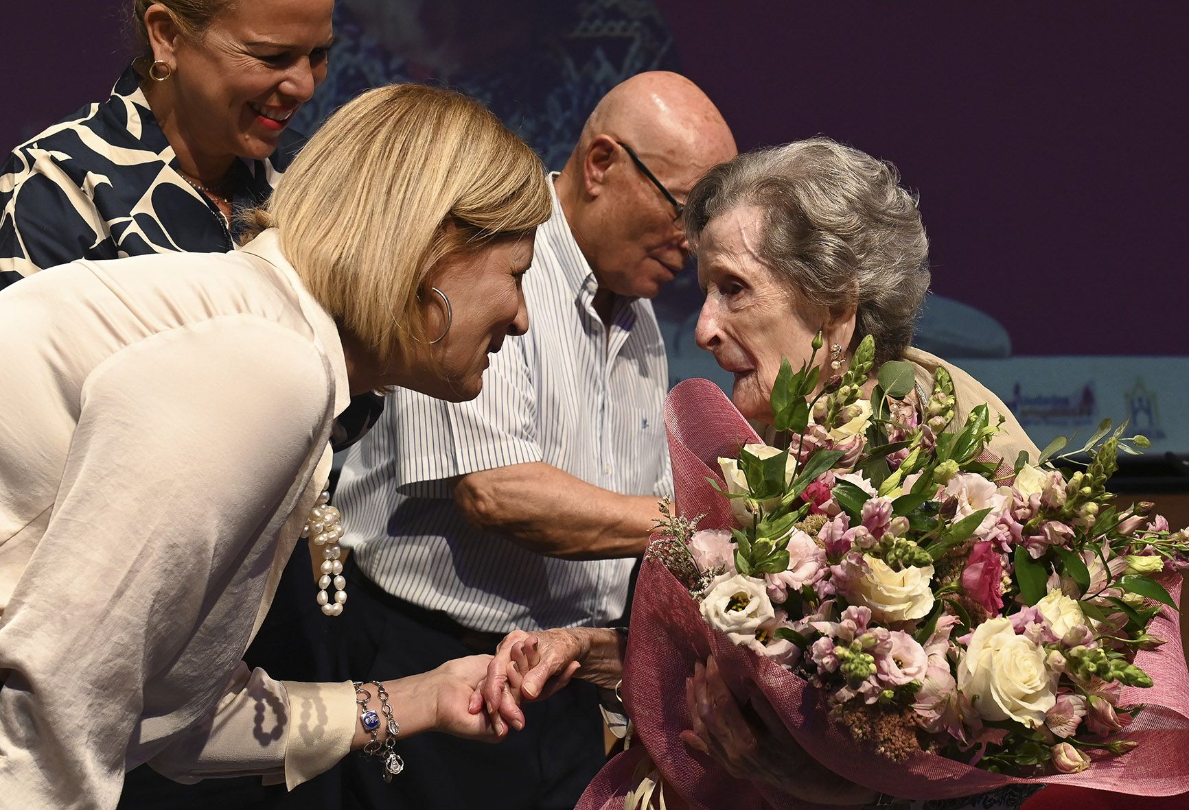 La alcaldesa de Jerez, María José García-Pelayo, este martes en el acto de 'Dejando huella' con Doña Encarnación Nieto Marín, de 103 años de edad. La alcaldesa de Jerez, María José García-Pelayo, este martes en el acto de 'Dejando huella' con Doña Encarnación Nieto Marín, de 103 años de edad.