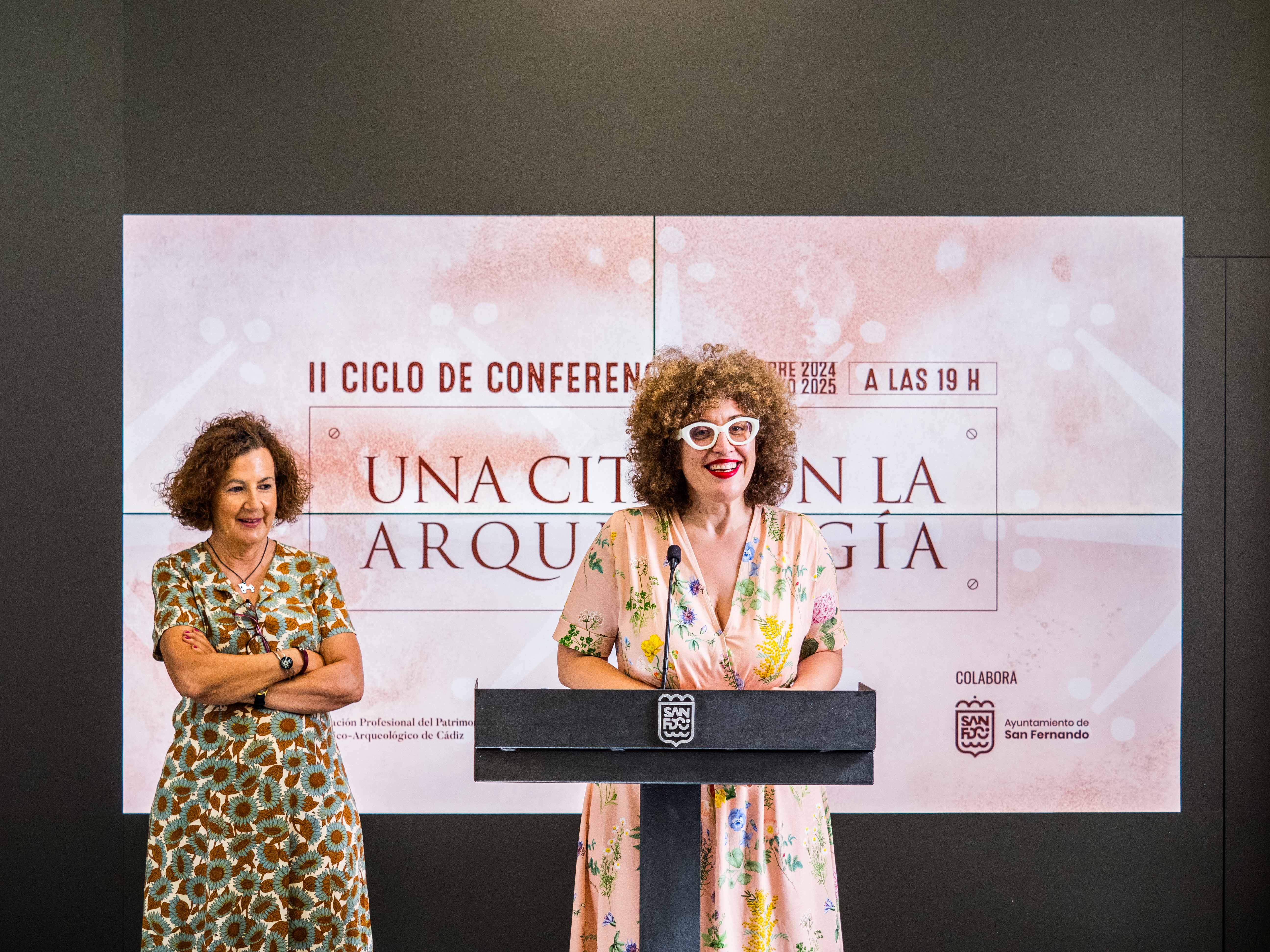 La concejala de Cultura y la presidenta de Aspha presentando el ciclo de arqueología. 