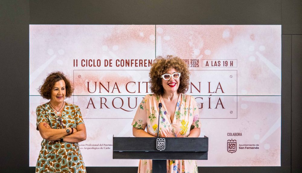 La concejala de Cultura y la presidenta de Aspha presentando el ciclo de arqueología. 