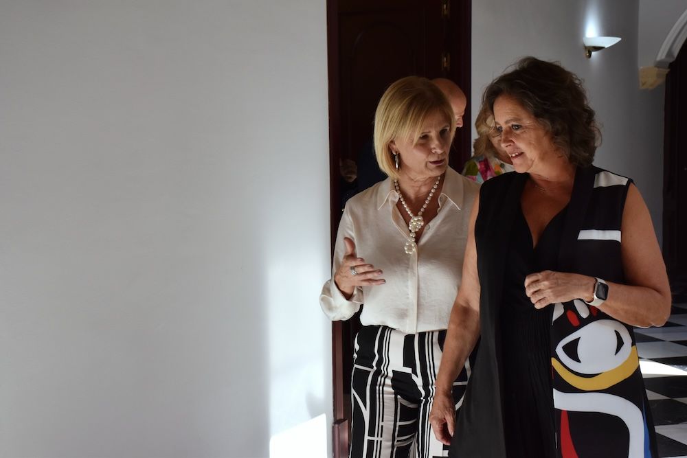 La consejera Catalina García, con la alcaldesa María José García-Pelayo, tras presentar el Congreso Internacional sobre Cambio Climático.