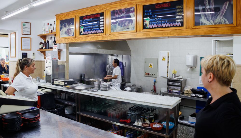 La barra y personal de la churrería Doña Blanca.