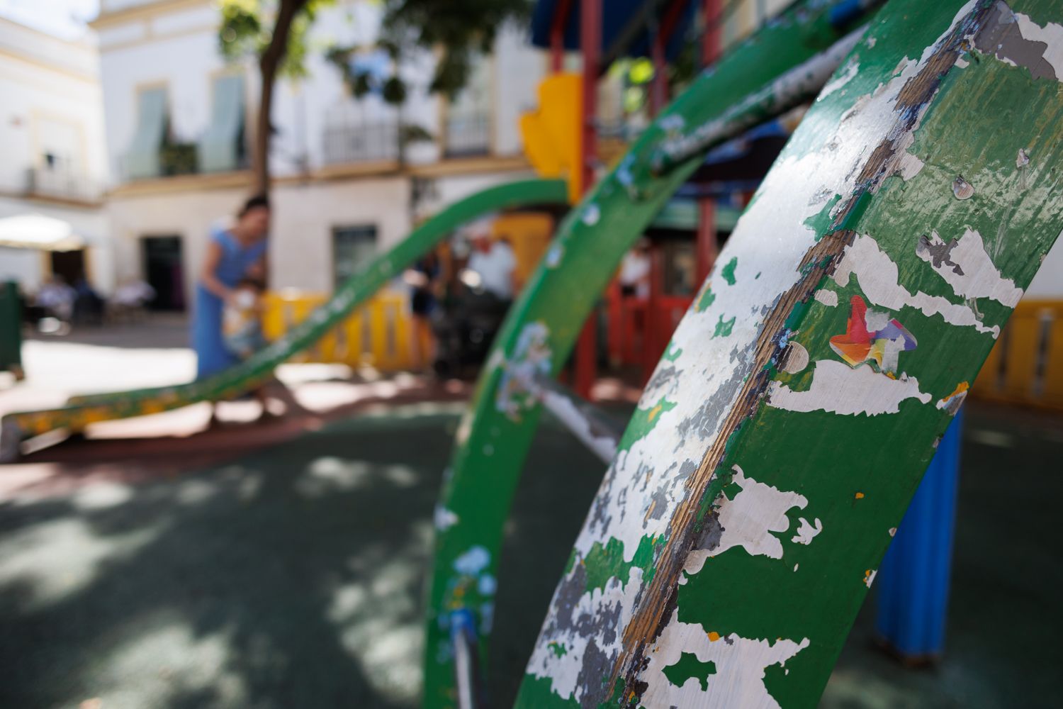 Estado de uno de los juegos del parque infantil de la plaza del Progreso de Jerez.