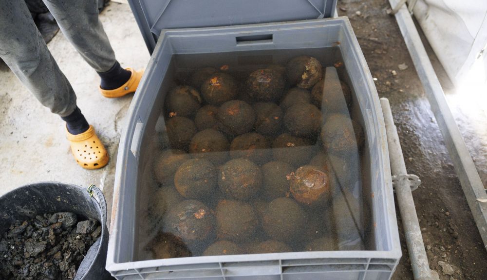 Balas de cañón encontradas en el pecio.
