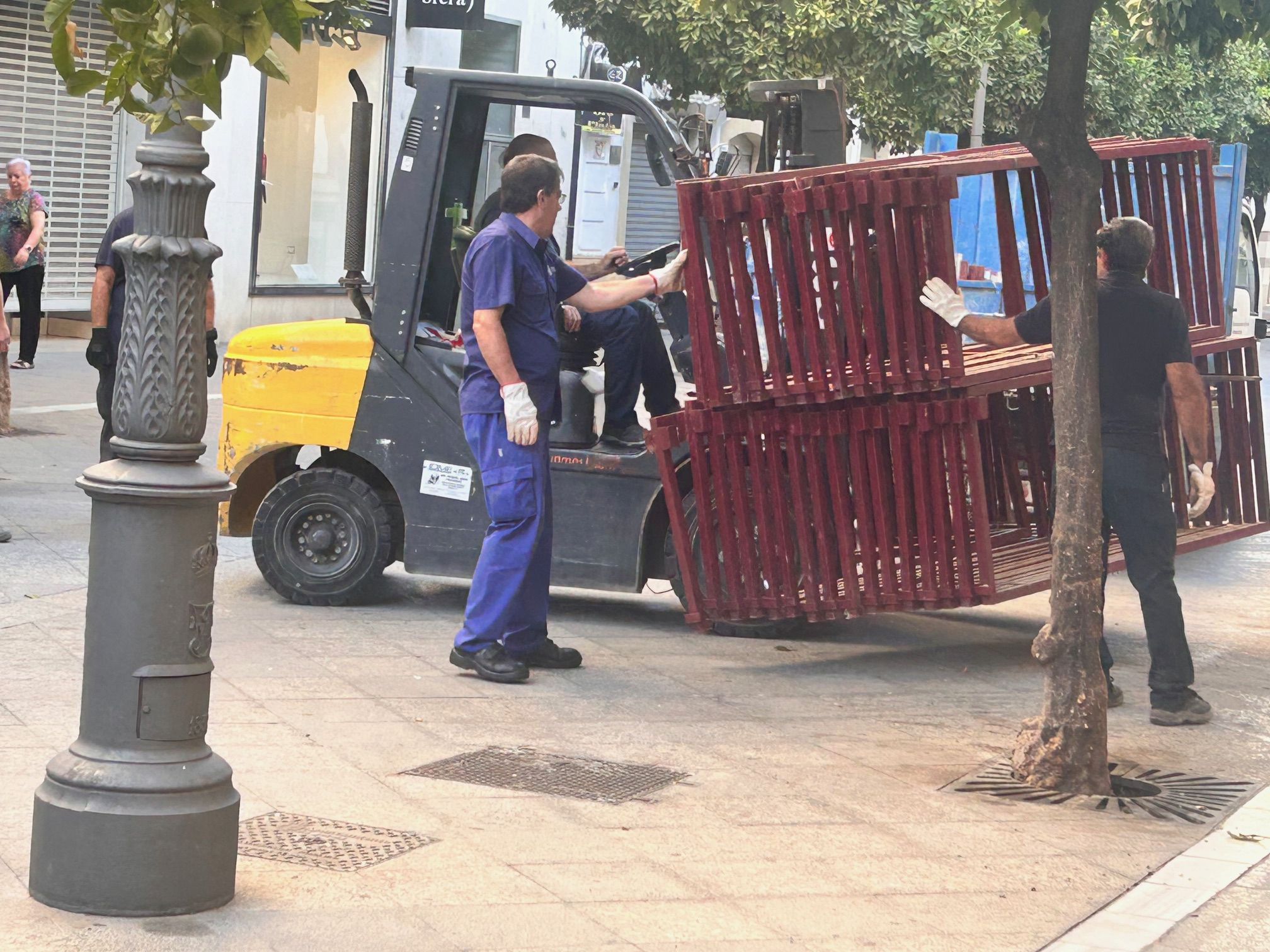 Avanza el montaje de la Carrera Oficial. Operarios municipales, en la mañana de este viernes, en la calle Larga. 
