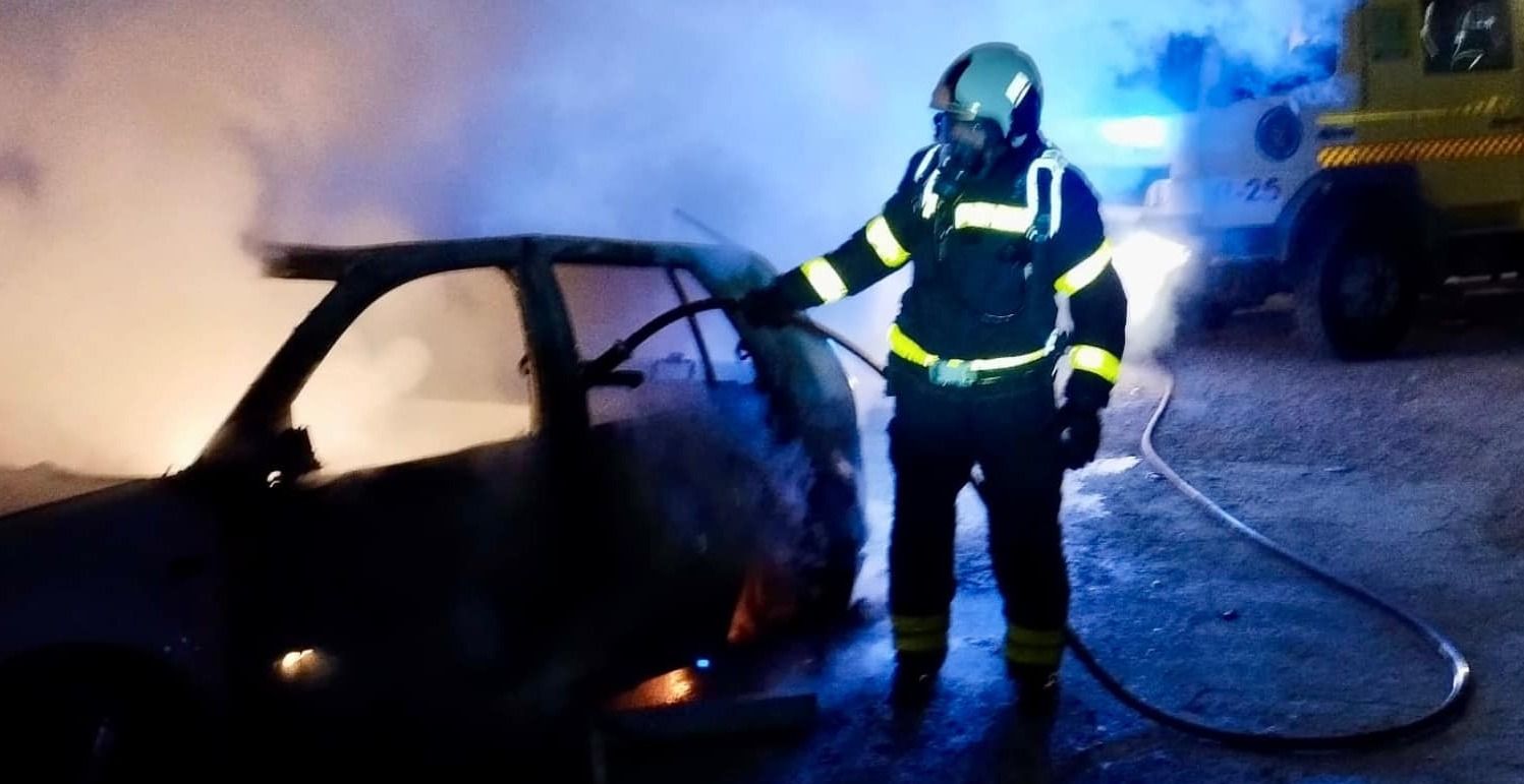 Un coche salió ardiendo en San José del Valle y fue necesaria la presencia de los bomberos.